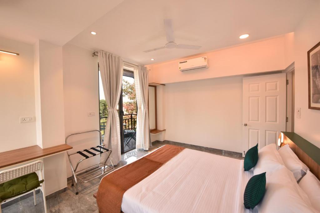 Postel nebo postele na pokoji v ubytování Lembranca Studios & Suites Near Famous FLOATING CASINOS of Goa