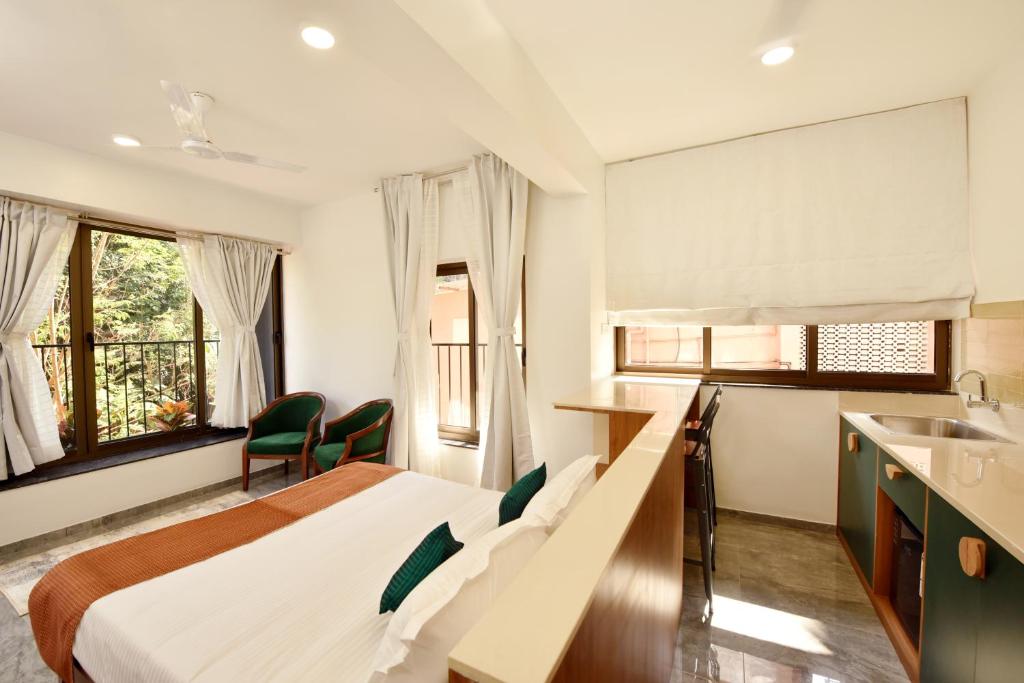 Postel nebo postele na pokoji v ubytování Lembranca Studios & Suites Near Famous FLOATING CASINOS of Goa
