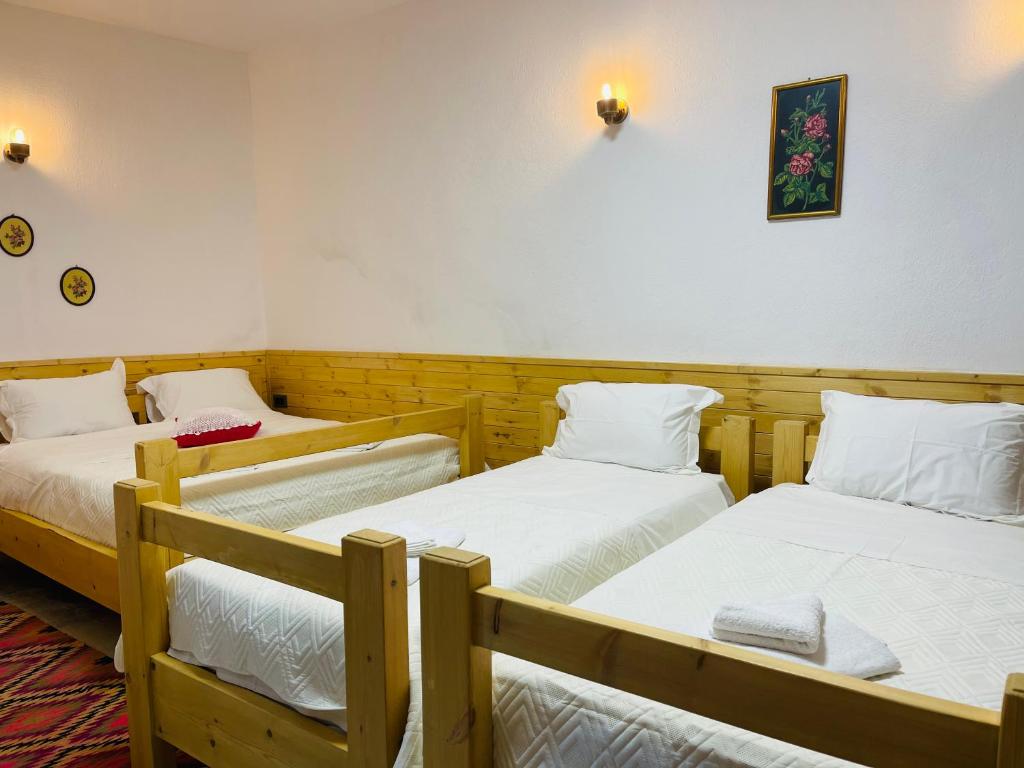 Postel nebo postele na pokoji v ubytování Medieval Rooms