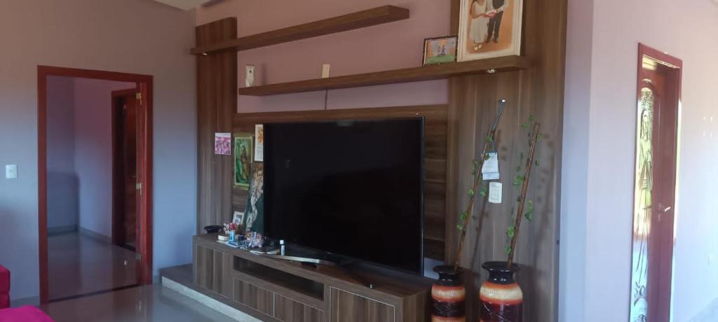 een woonkamer met een flatscreen-tv op een entertainmentcentrum bij Ñande renda in Ciudad del Este
