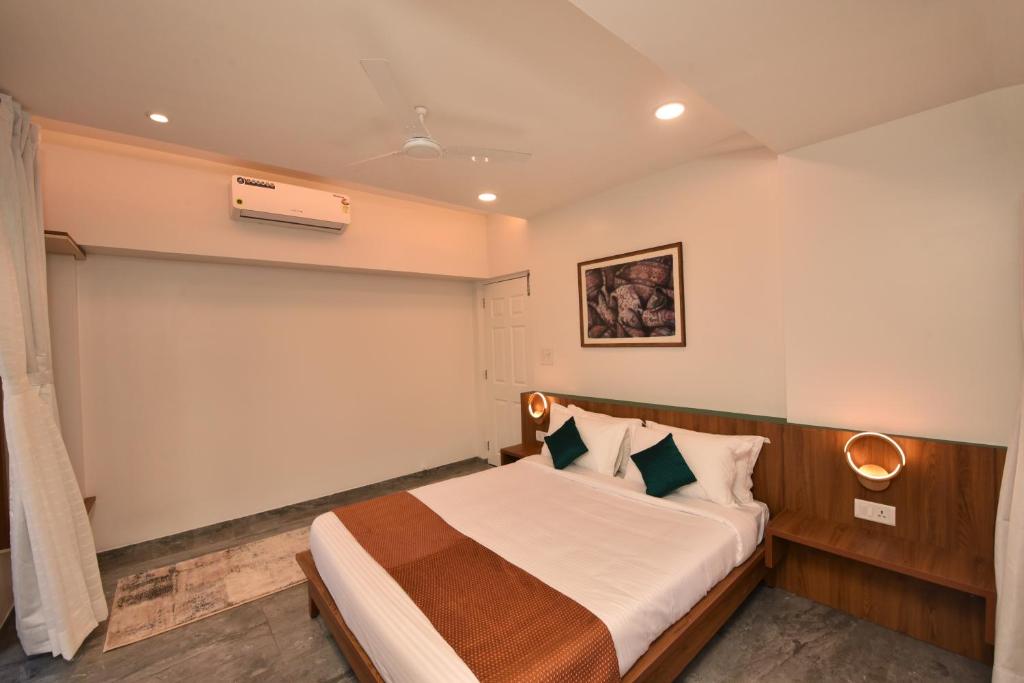 Postel nebo postele na pokoji v ubytování Lembranca Studios & Suites Near Famous FLOATING CASINOS of Goa