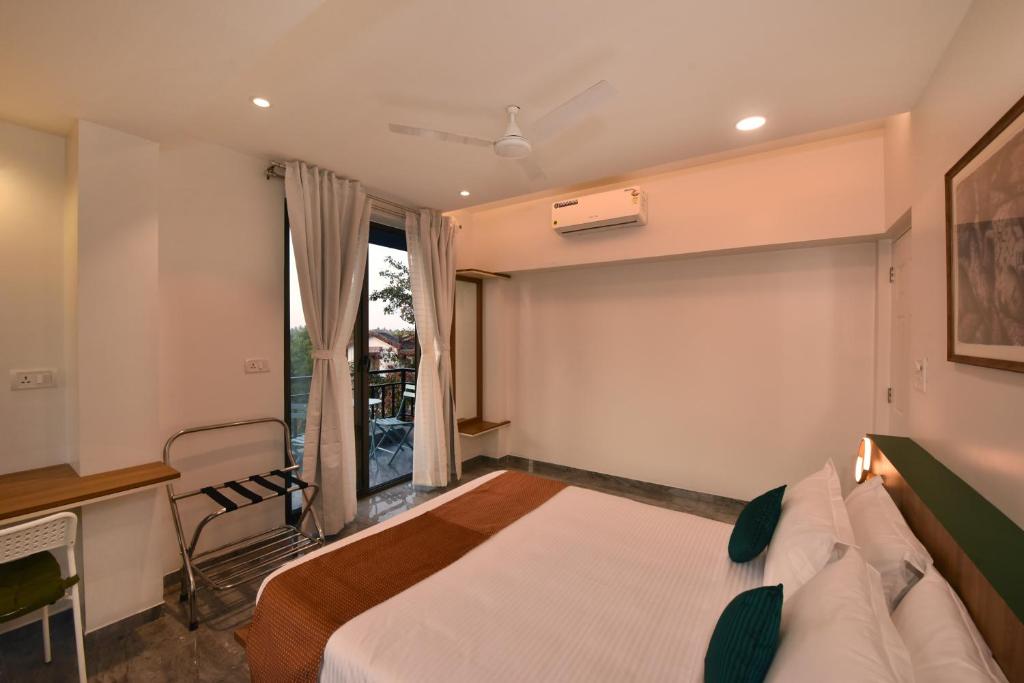 Postel nebo postele na pokoji v ubytování Lembranca Studios & Suites Near Famous FLOATING CASINOS of Goa