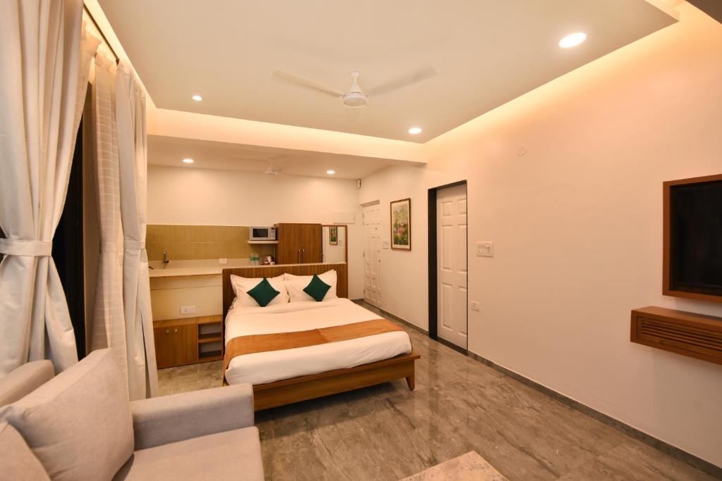 Postel nebo postele na pokoji v ubytování Lembranca Studios & Suites Near Famous FLOATING CASINOS of Goa