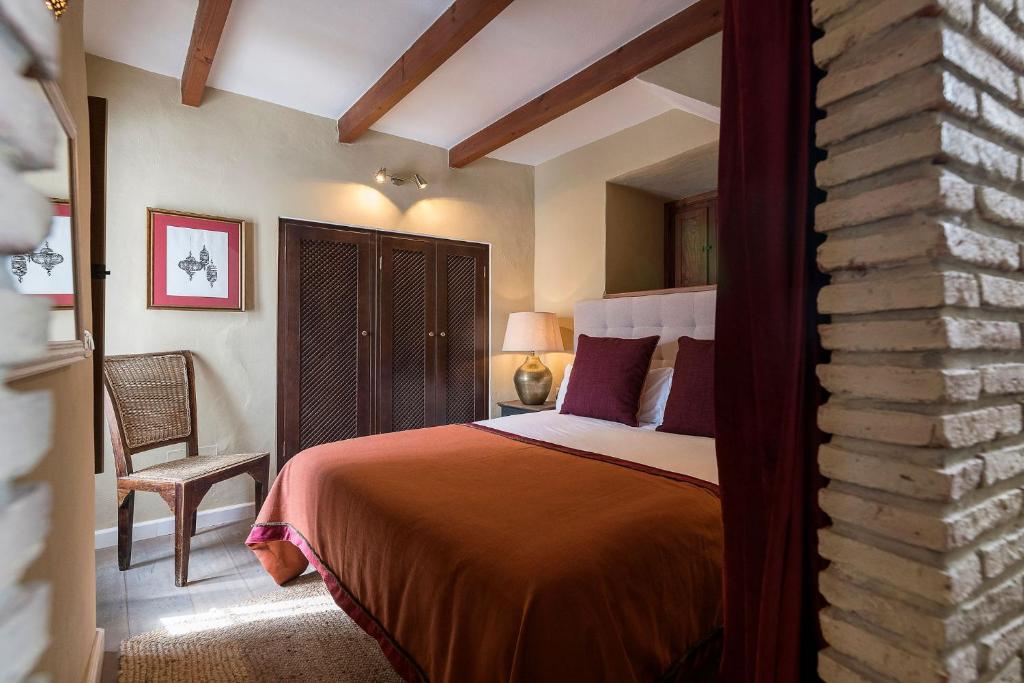Łóżko lub łóżka w pokoju w obiekcie Hotel La Casa del Califa