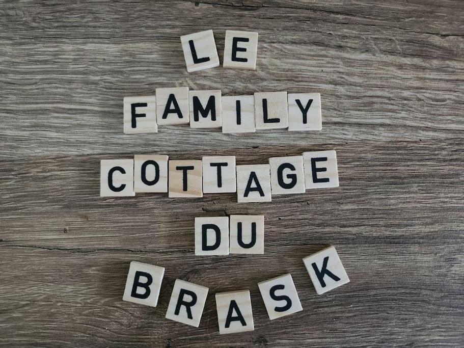 un groupe de lettres en bois qui disent être des familles et des dunrams dans l'établissement Le Family Cottage du Brask, à La Motte-du-Caire