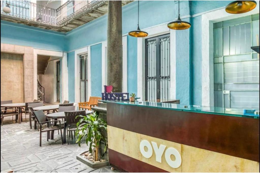 a lobby of a building with tables and chairs at OYO Hotel Casona Poblana in Puebla