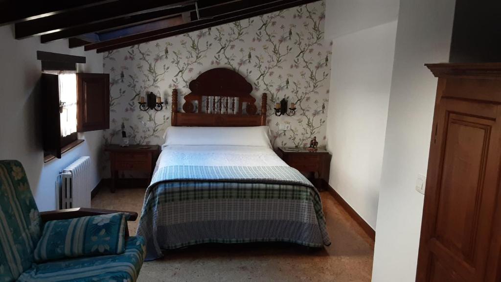 サンティリャーナ・デル・マルにあるHospedaje Angelicaのベッドルーム(ベッド1台、ソファ付)