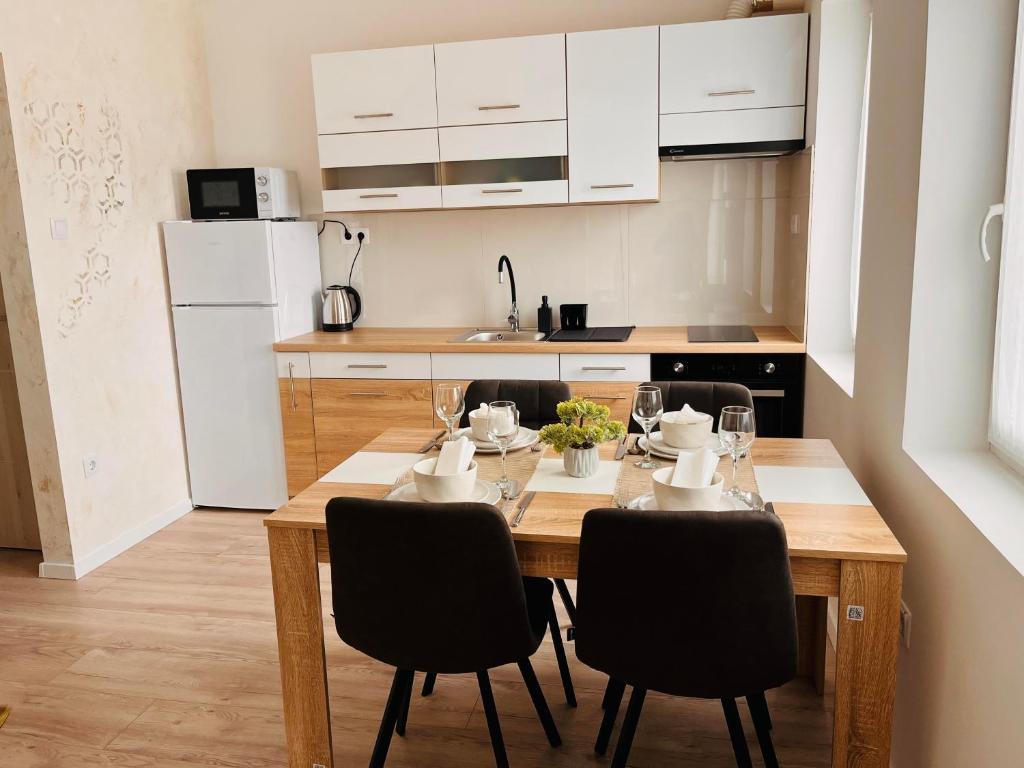 Kuchyňa alebo kuchynka v ubytovaní Gréta Lux Apartman