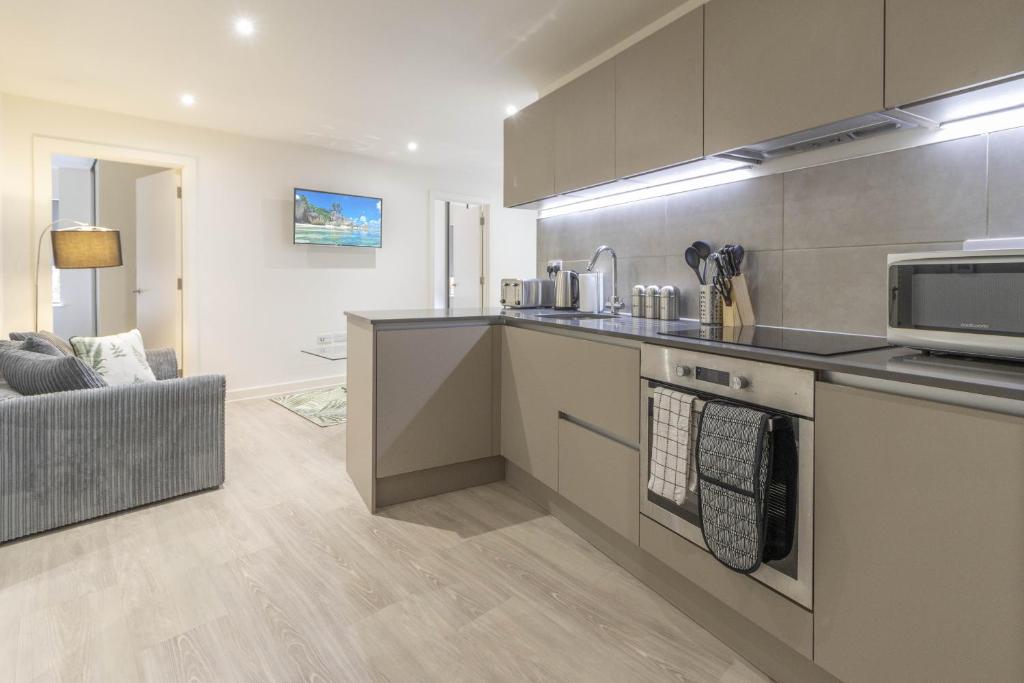 a kitchen with a stove and a microwave at OPP Exeter LH11 - Behind the Cathedral with free parking! BIG SAVINGS booking 7 nights or more! in Exeter