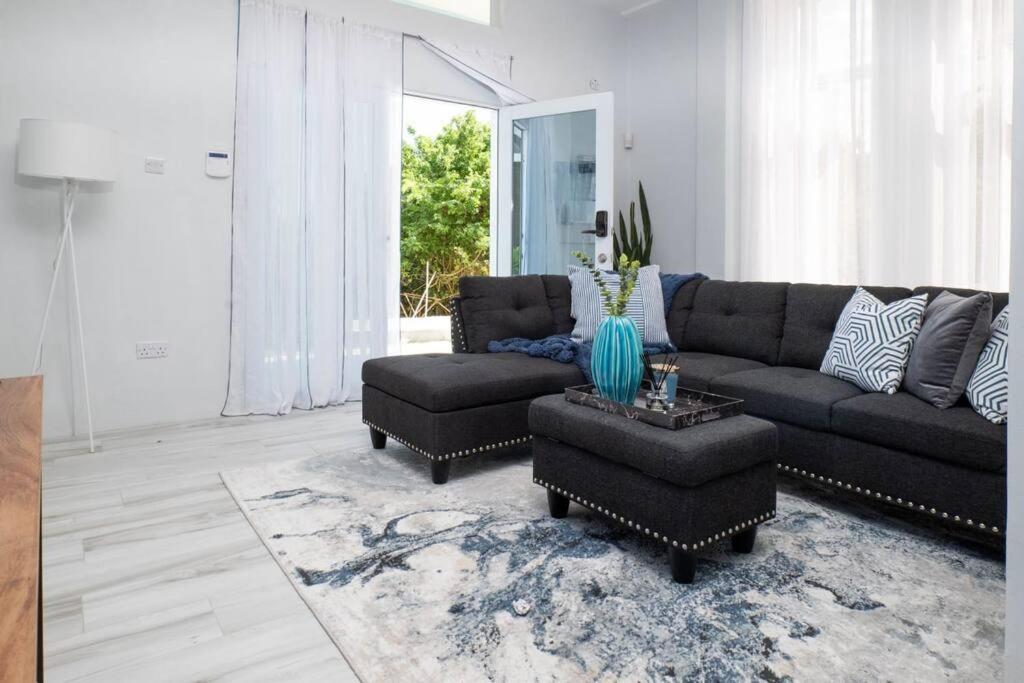 sala de estar con sofá y 2 sillas en Azure Belle Caye, en Gros Islet