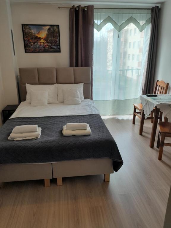 克拉科夫的住宿－克羅爾斯基公寓，一间卧室配有一张床,上面有两条毛巾