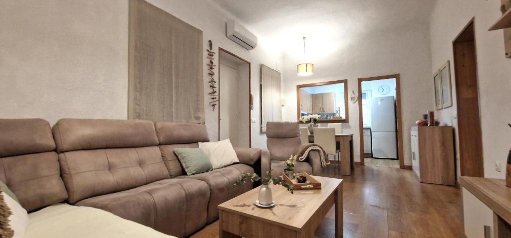sala de estar con sofá y mesa en DS Puente-Romano Suite, en Córdoba