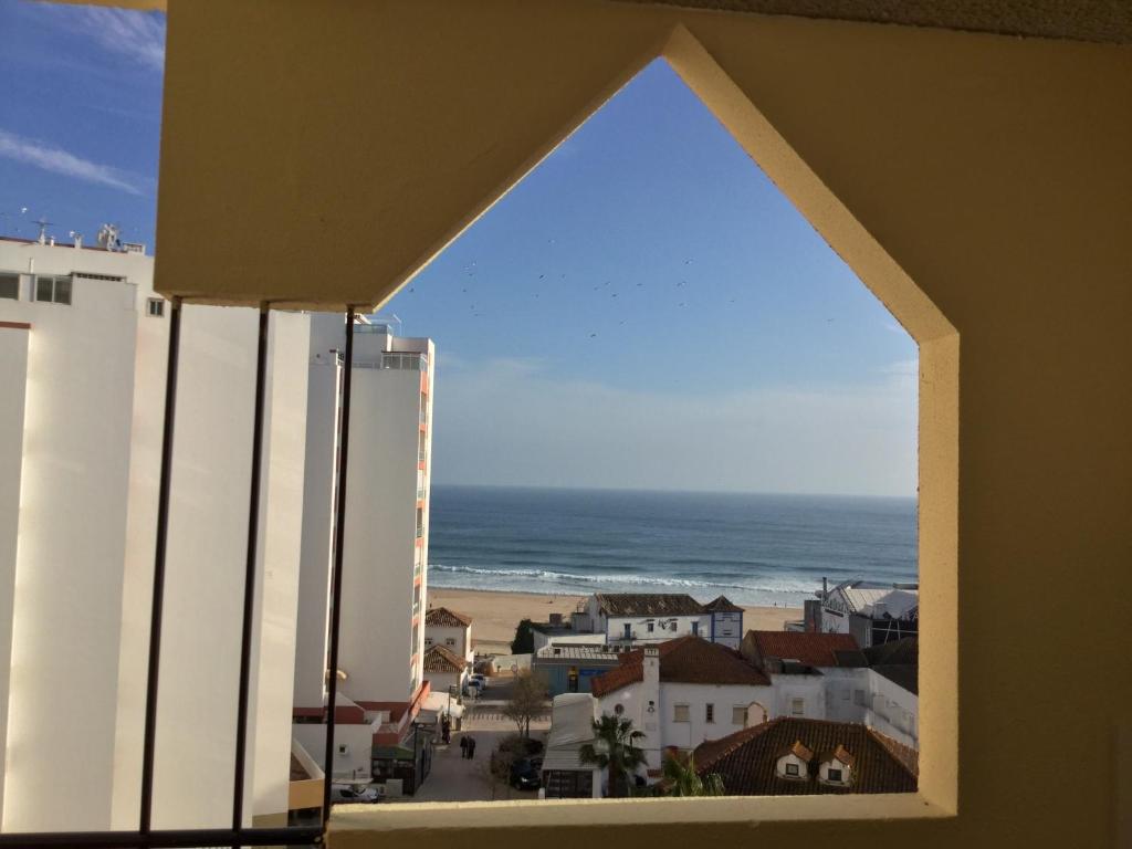 ポルティマンにあるApartamento Cruzeiro Praia da Rochaの建物のバルコニーからビーチの景色を望めます。