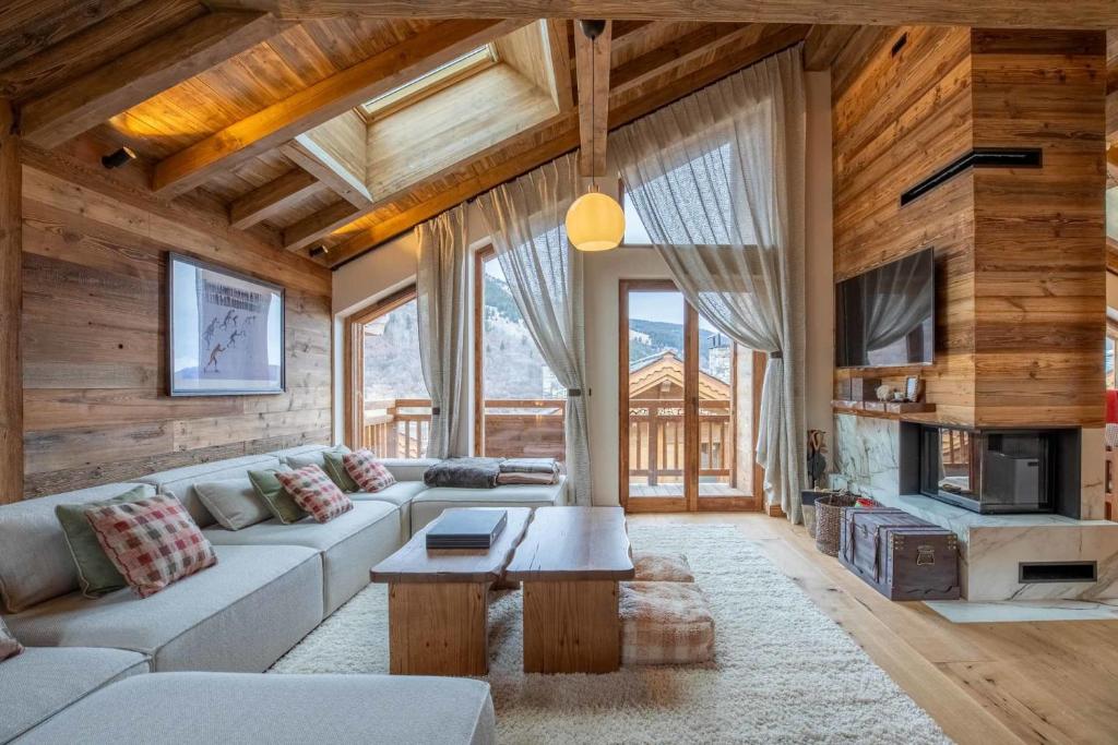 a living room with a couch and a table at Chalet Yolo in Chandon