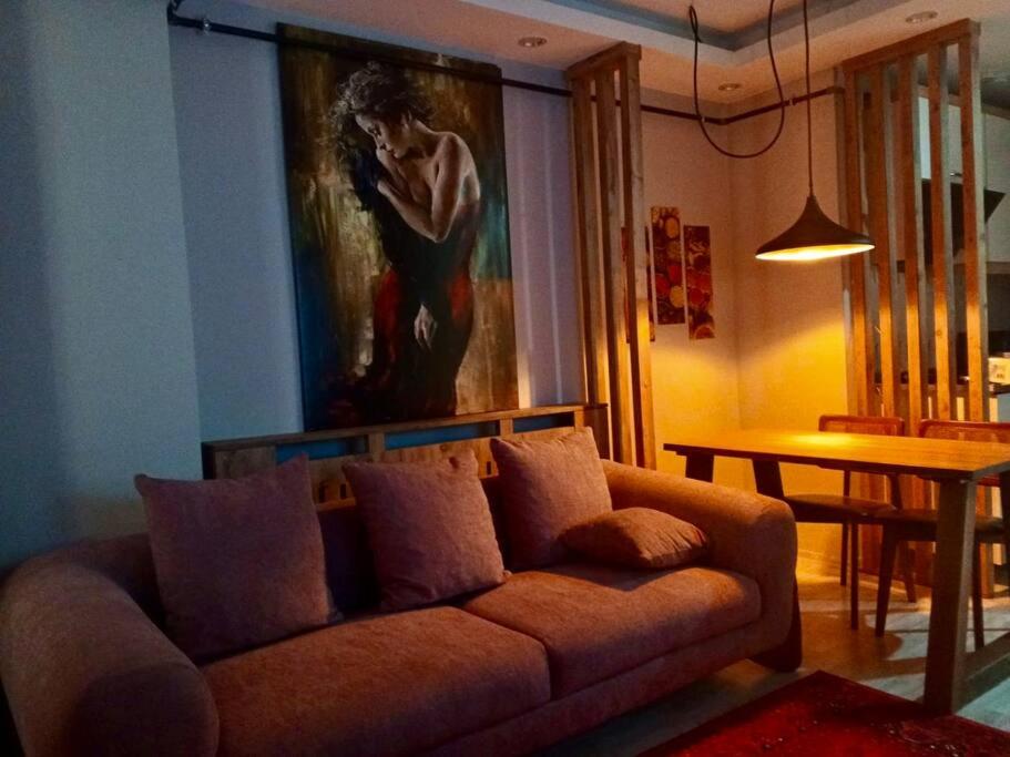 uma sala de estar com um sofá e uma pintura na parede em Free House, elegant, fully equipped with sought after location in the city em Van