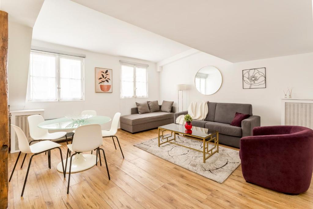 un salon avec un canapé et une table dans l'établissement Amazing Artois Champs Elysées, à Paris