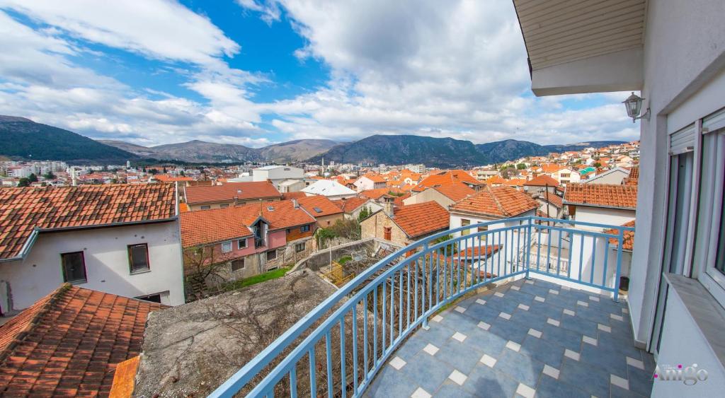 - une vue sur la ville depuis le balcon d'une maison dans l'établissement Apartment Ado, à Mostar