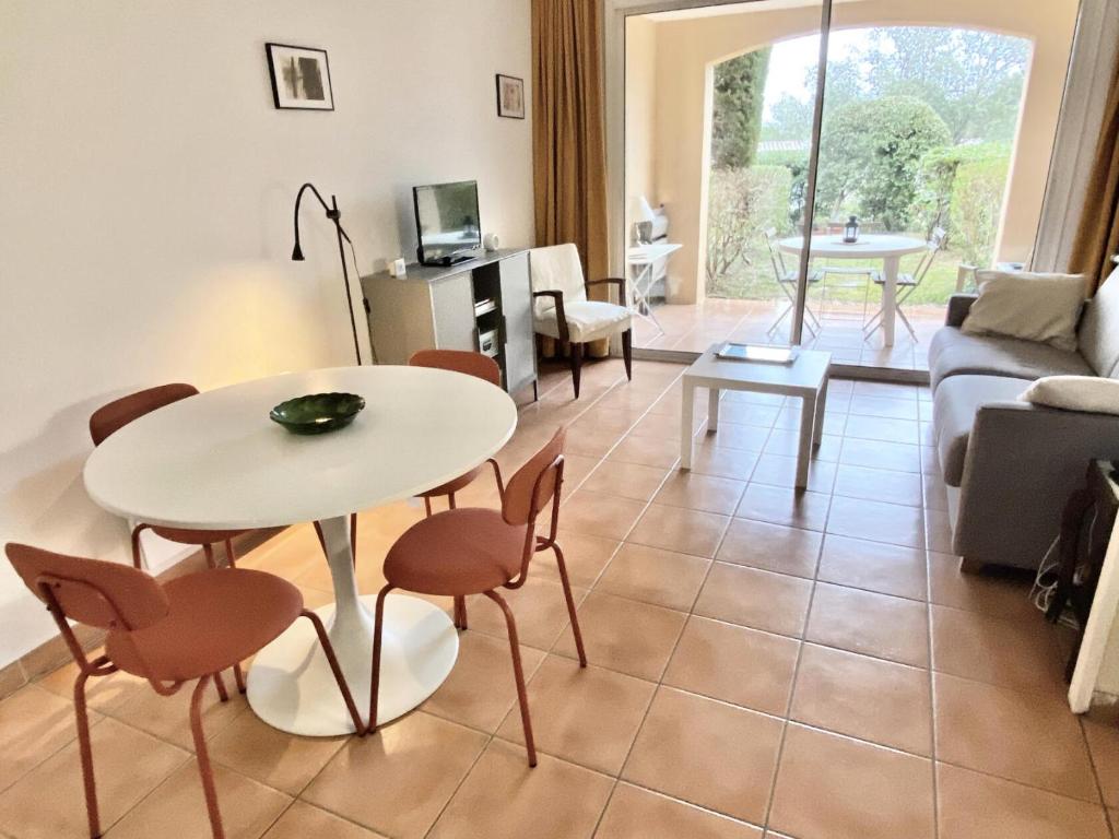 sala de estar con mesa y sillas en Village Pont Royal en Provence - maeva Home - Studio 4 Personnes - Sélection 98, en Mallemort