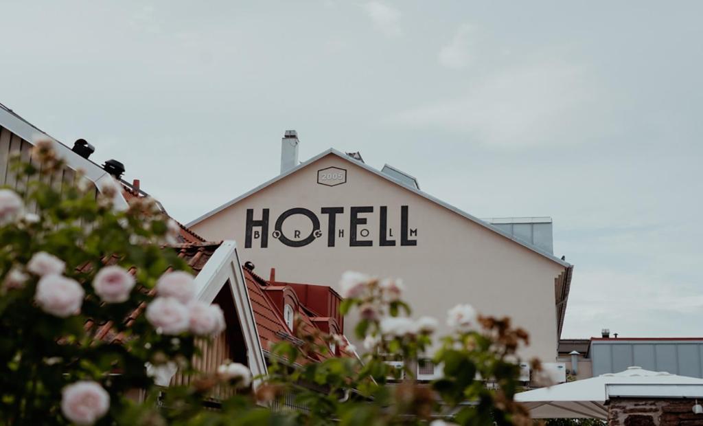 uma placa de hotel na lateral de um edifício em Hotell Borgholm em Borgholm