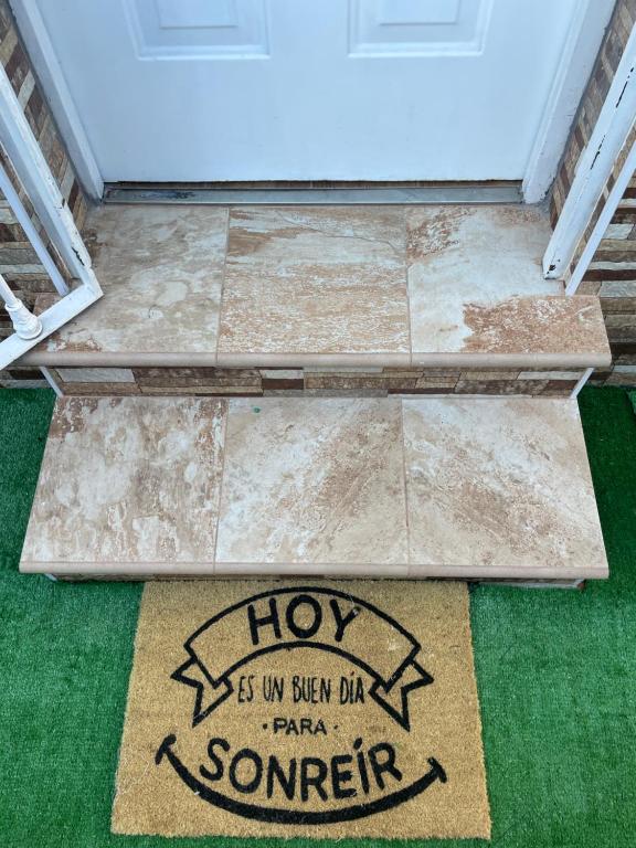 a sign on the floor in front of a door at Choza Azahares in Santiponce