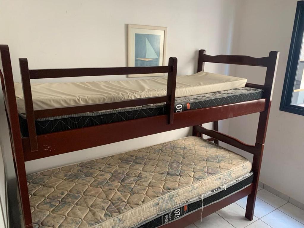 a couple of bunk beds in a room at Guarapari Praia - 2 quartos atras do mar, escada in Guarapari