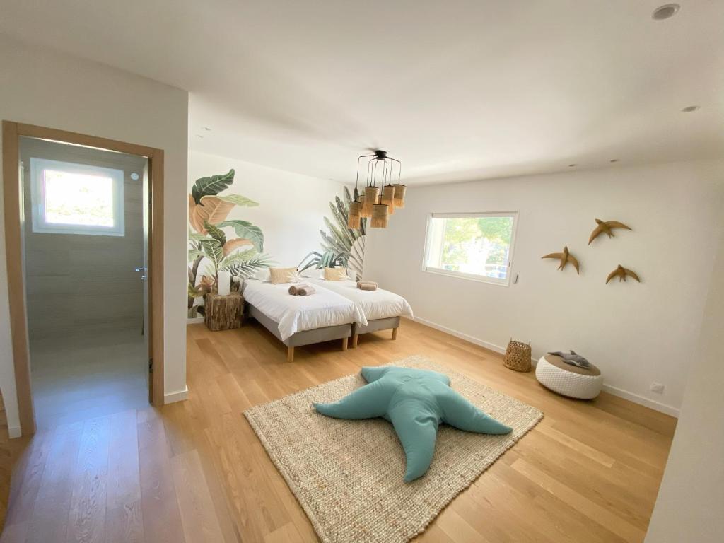 a room with a bed and a rug on the floor at Villa d'exception piscine privée et vue mer in Saint-Cyr-sur-Mer
