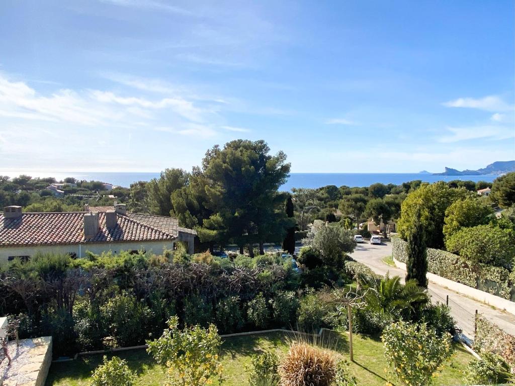a view of the garden from the house at Villa d'exception piscine privée et vue mer in Saint-Cyr-sur-Mer