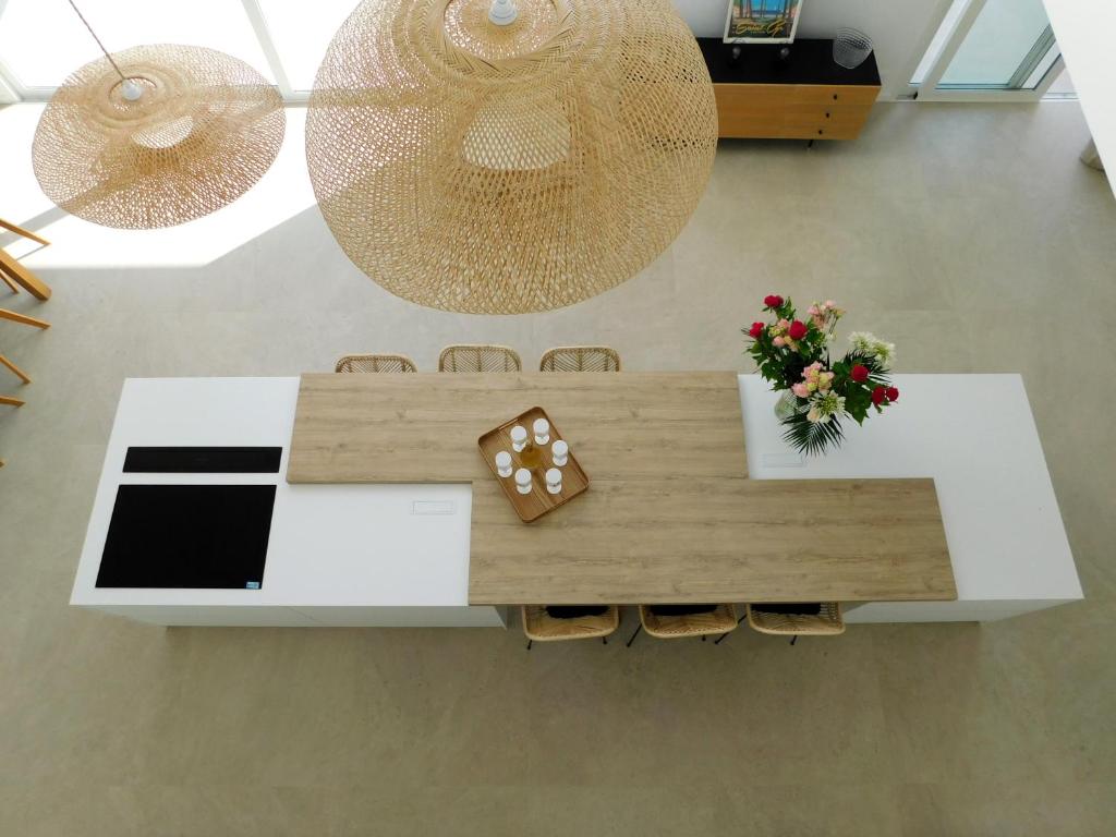 a white table with flowers on it in a room at Villa d'exception piscine privée et vue mer in Saint-Cyr-sur-Mer