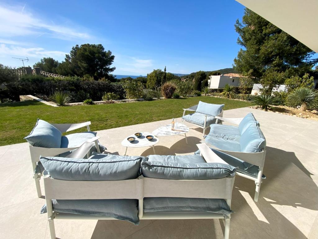 a group of couches sitting on a patio at Villa d'exception piscine privée et vue mer in Saint-Cyr-sur-Mer