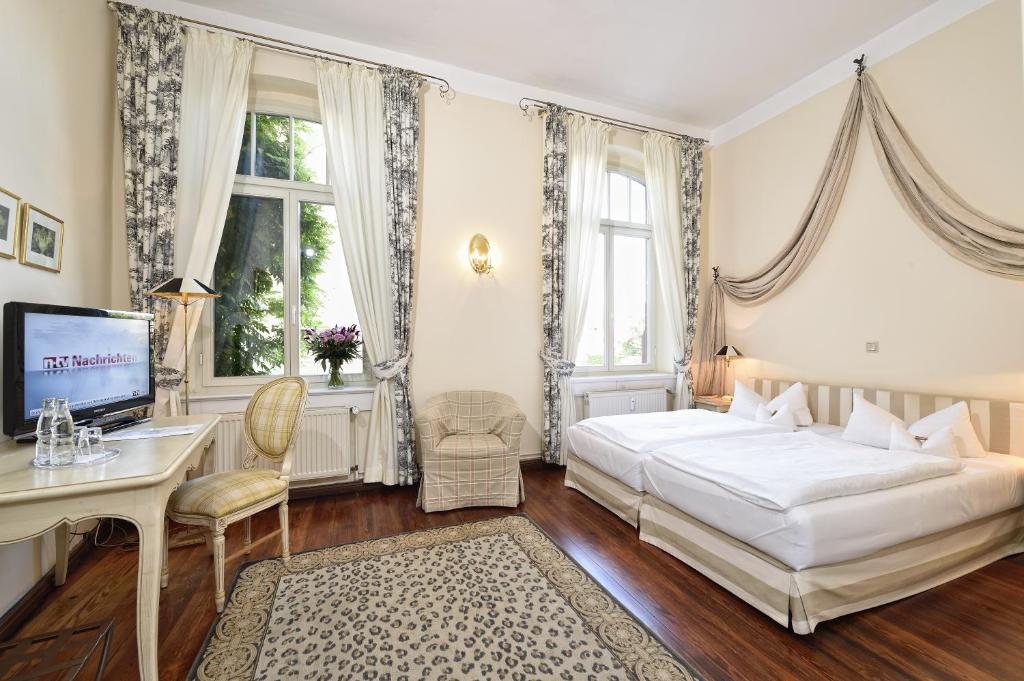 Postel nebo postele na pokoji v ubytování Hotel Graf von Mansfeld