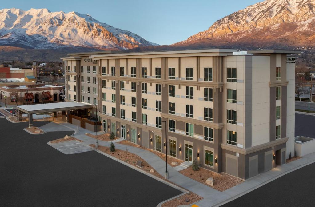 Nespecifikovaný výhled na hory nebo výhled na hory při pohledu z hotelu
