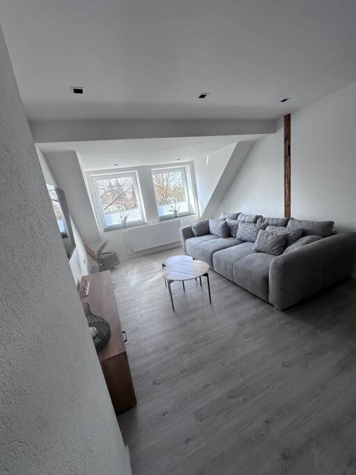a living room with a couch and a table at Ferienwohnung in Obernkirchen in Obernkirchen