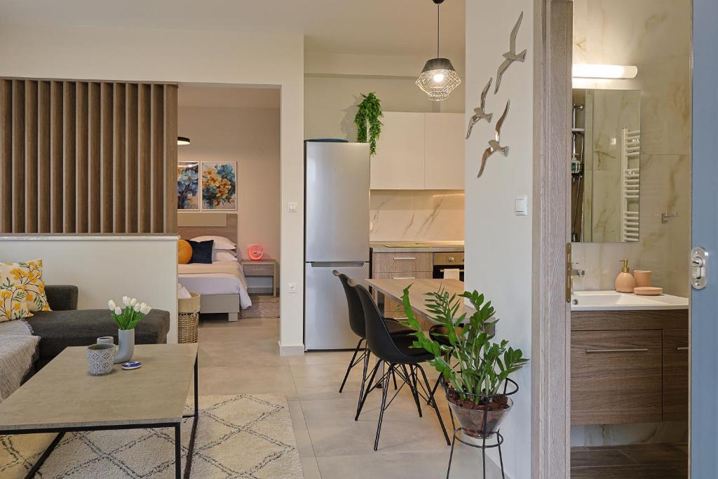uma cozinha e uma sala de estar com um frigorífico em Zeta - Garden Oasis & Private Parking em Kateríni
