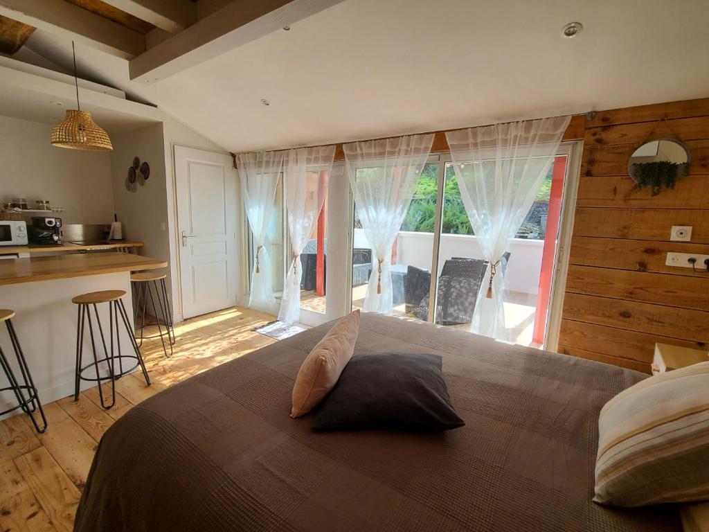 a bedroom with a large bed and a kitchen at Plan B in Saint-Jean-Pied-de-Port