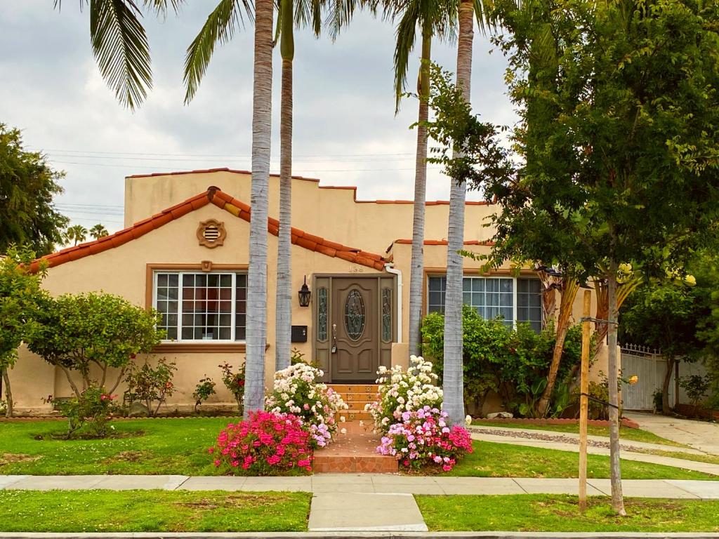 COZY 2 BEDROOM GUESTHOUSE IN BEVERLY HILLS - Two-Bedroom House