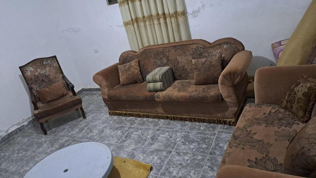 a living room with a couch and two chairs at مادبا شارع عمان مادبا الشرقي in Umm el ‘Amad