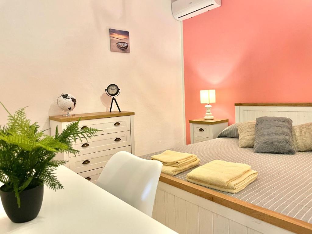 ein Schlafzimmer mit einem Bett und einer Kommode in der Unterkunft Marconi Guest House Self check-in a 5km dal mare in Sorso