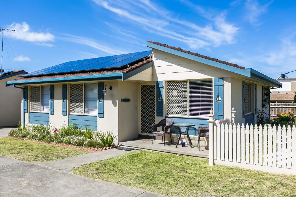 a blue and white house with a white fence at Torquay Retreats Aus- TwentyTwo Pride in Torquay