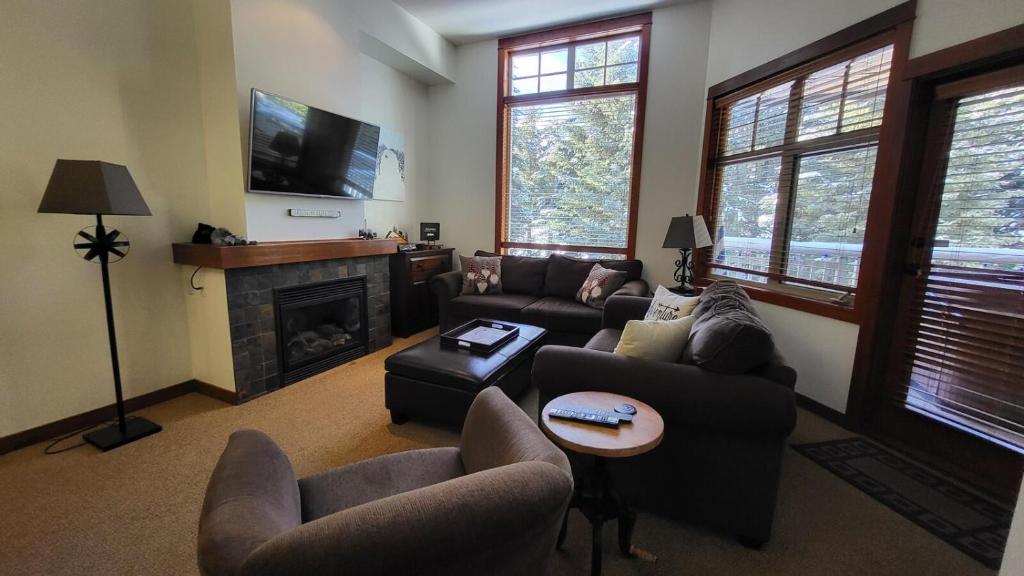sala de estar con sofás y chimenea en Settlers Crossing #41 by Bear Country, en Sun Peaks
