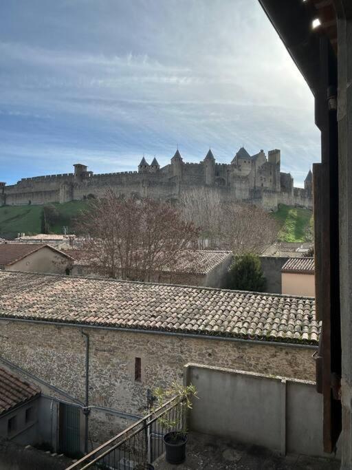 - une vue sur un château depuis les toits des bâtiments dans l'établissement Le studio de Simon au pied de la cité, à Carcassonne