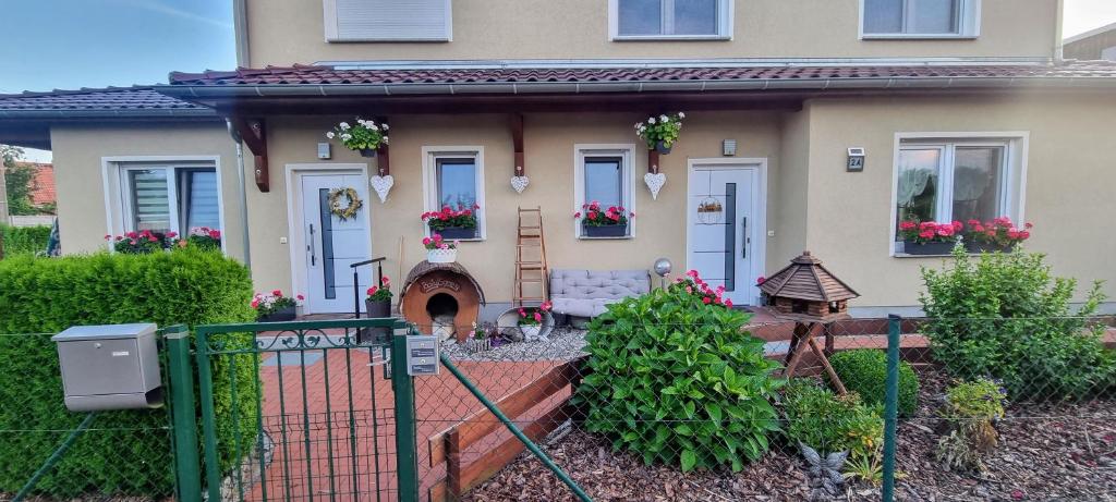 a house with a fence in front of it at Ferienwohnung Maasch in Vierraden