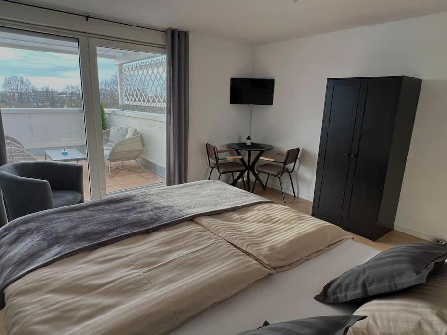 Postel nebo postele na pokoji v ubytování Penthouse Apartment in Kehl