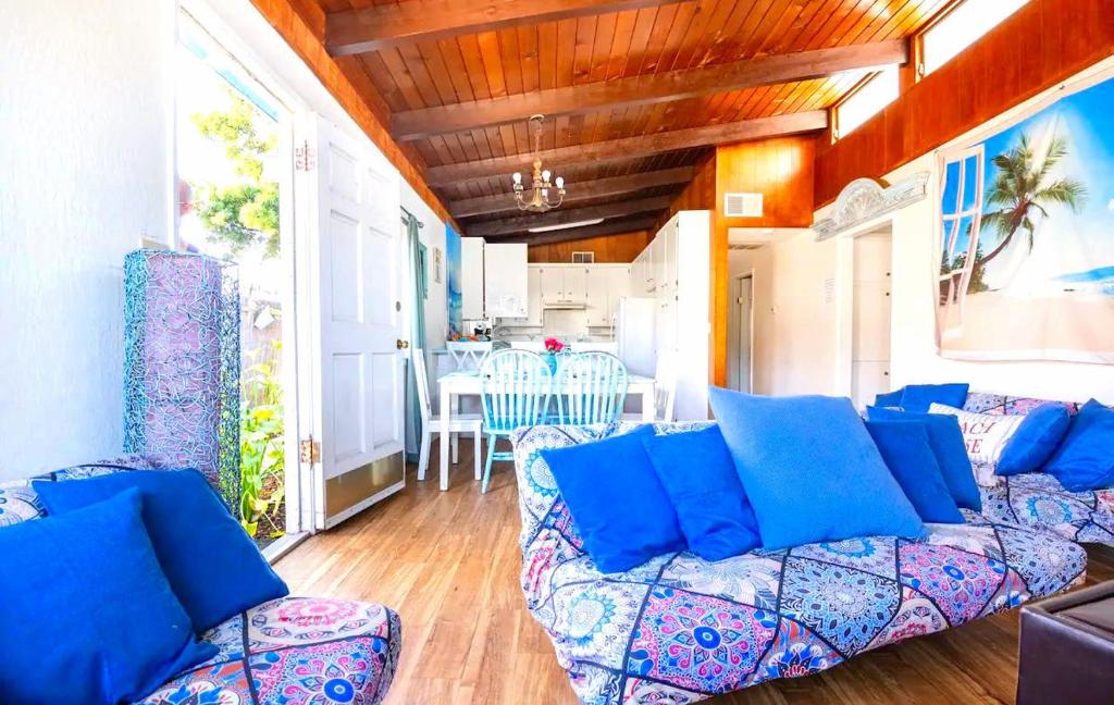 una sala de estar con almohadas azules en un sofá en Oceano: Short walk to beach, 4 br, 2 bath, private house! Across street from park & pond, en Oceano