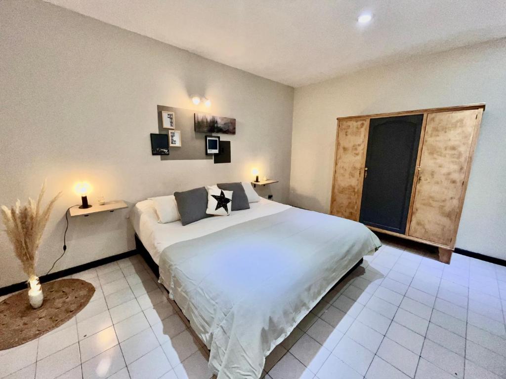 Un dormitorio con una gran cama blanca y una ventana en Departamento centrico en corazon de Mendoza Andes España en Mendoza