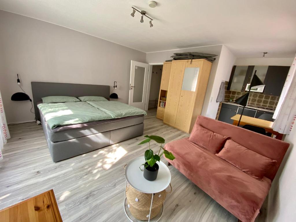 une chambre avec un lit, un canapé et une table dans l'établissement Haus von Freunden, à Kressbronn am Bodensee