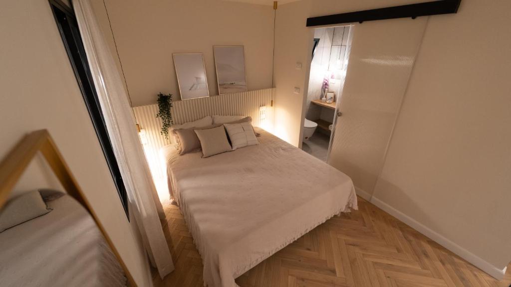 ein kleines Schlafzimmer mit einem Bett mit zwei Kissen in der Unterkunft צימר רפאל in Eilat