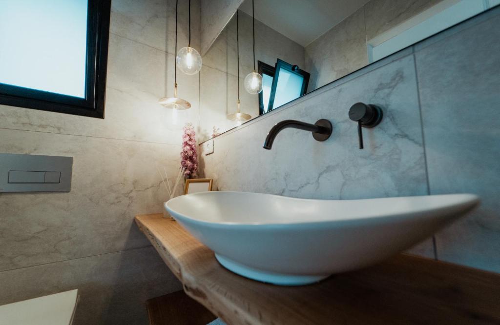 ein Badezimmer mit einer weißen Badewanne und einem Waschbecken in der Unterkunft צימר רפאל in Eilat