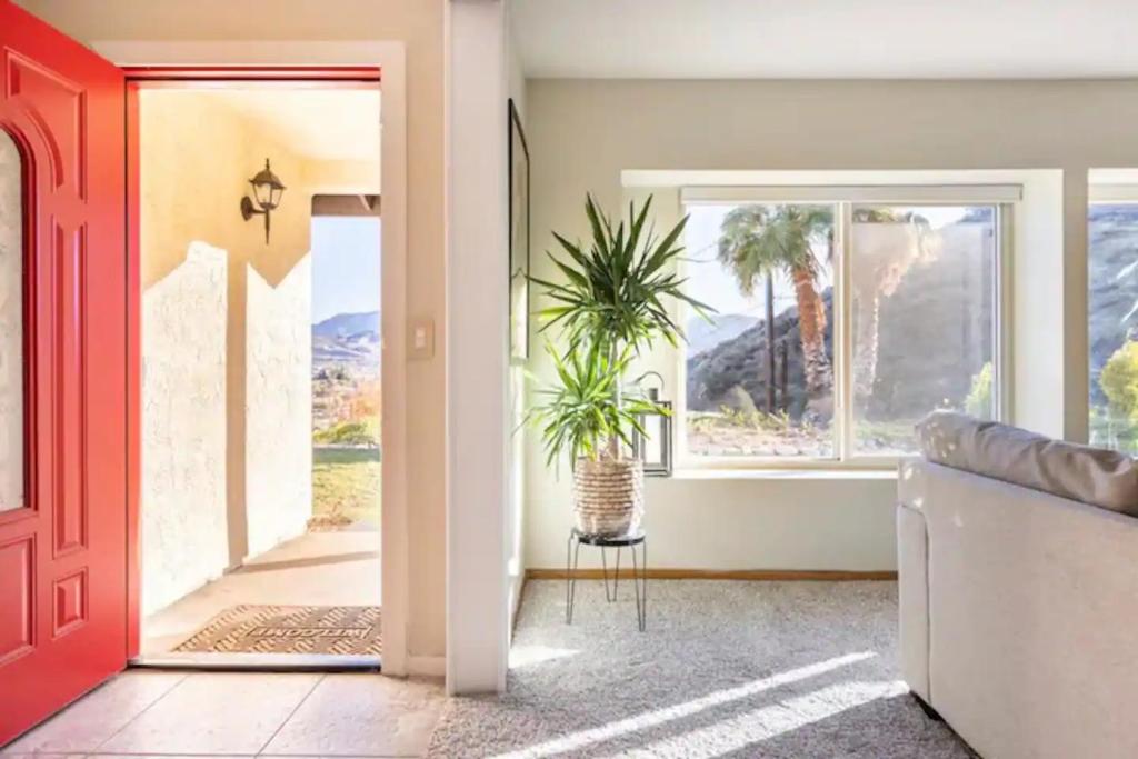 una sala de estar con una puerta roja y una maceta en Santa Clarita Mountain Top en Santa Clarita