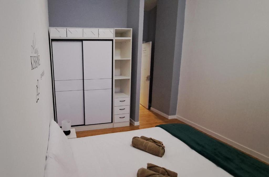 sypialnia z białym łóżkiem i szafą w obiekcie Confort La Cuesta w mieście La Laguna