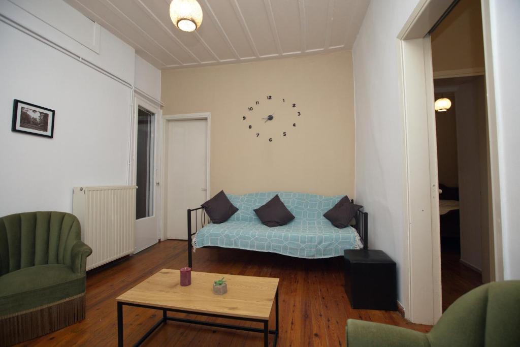 un soggiorno con un divano e un tavolo di Maison Konstantinos a Nauplia